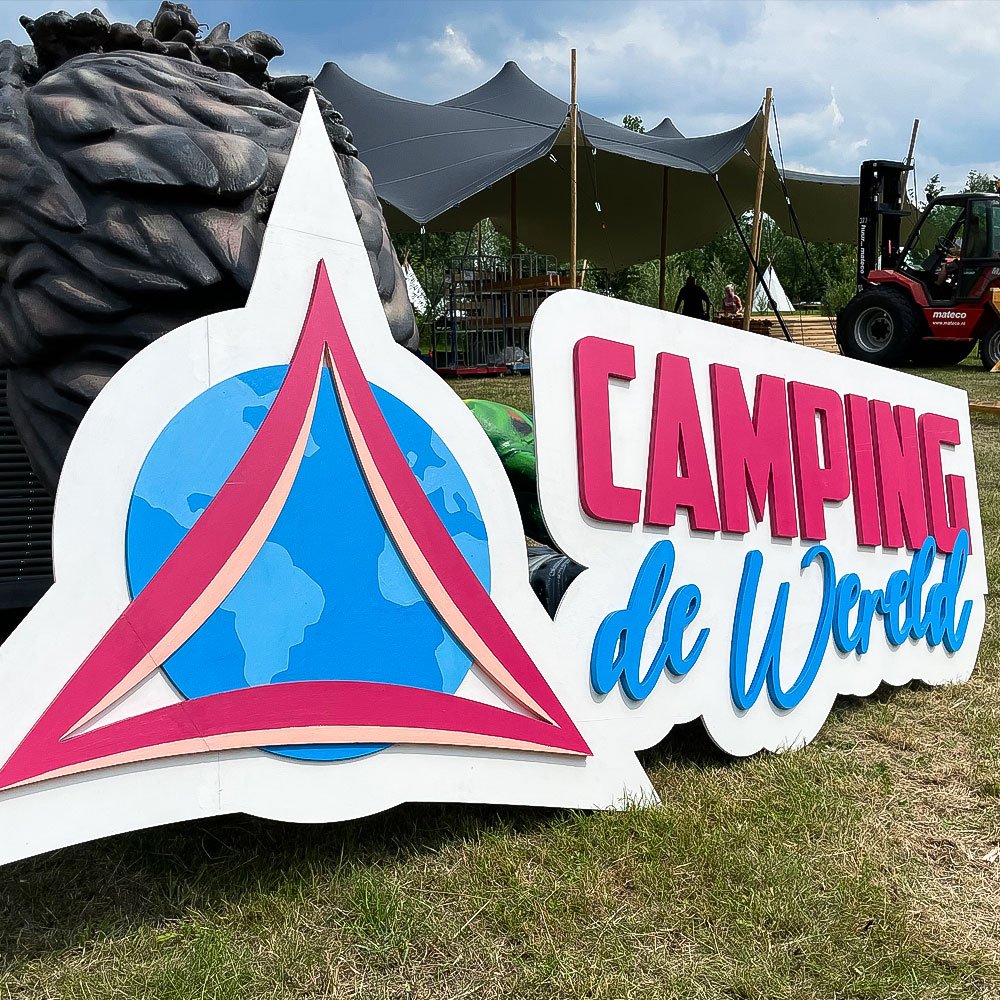 CNC: Camping de Wereld logobord